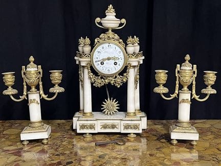GARNITURE DE CHEMINEE DE STYLE LOUIS XVI

Composée
