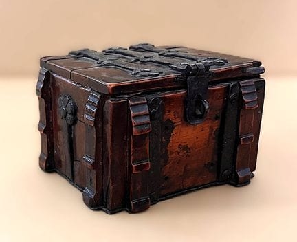Petit coffret en bois et fer forgé probablement du