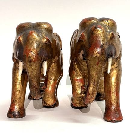 PAIRE D'ELEPHANTS ET BUSTE DE TAUREAU (OU DE VACHE