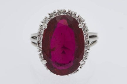 Bague

En platine et or gris 18k, ornée d'un rubis