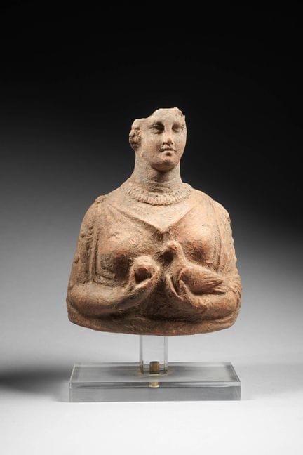 BUSTE DE FEMME À LA COLOMBE EN TERRE CUITE

Art he