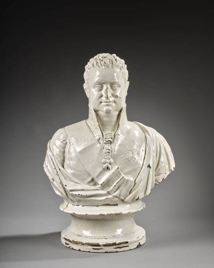 GRAND BUSTE D’HOMME EN FAÏENCE ÉMAILLÉE BLANCHE DE