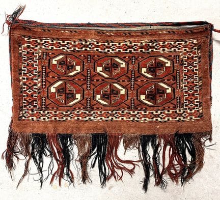Alfombra «Sac Torba Turkmen», hacia 1930

De lana
