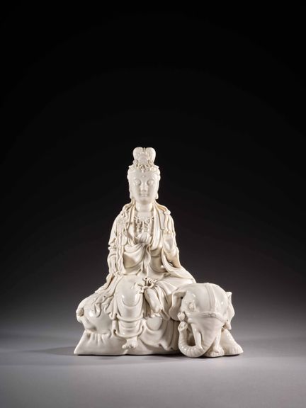 STATUETTE DE GUANYIN EN PORCELAINE BLANC DE CHINE,
