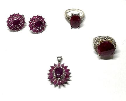 Lot

Composé de deux bagues, d'un pendentif et d'u