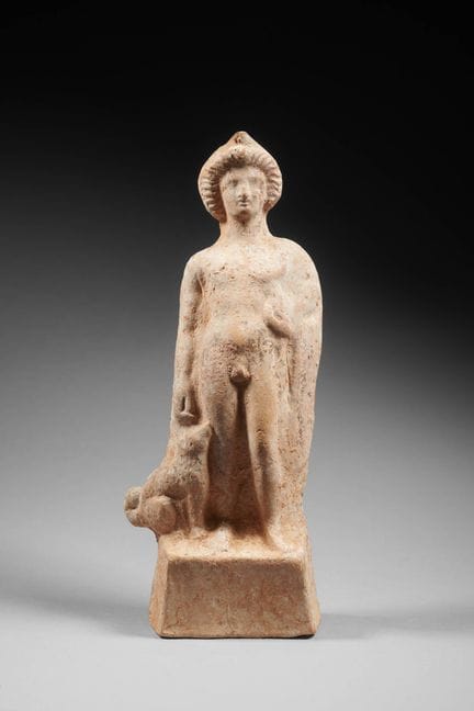 STATUETTE D'ÉPHÈBE AU CHIEN EN TERRE CUITE

Art gr