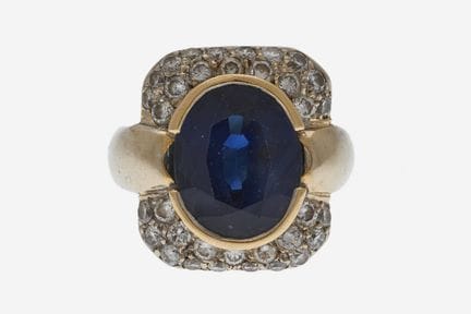 Bague

En or jaune 18k, ornée d'un saphir ovale en