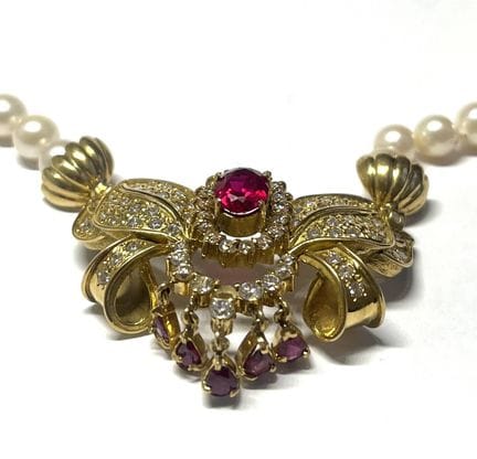 Collier

Formé d'un rang de perles de culture, ret