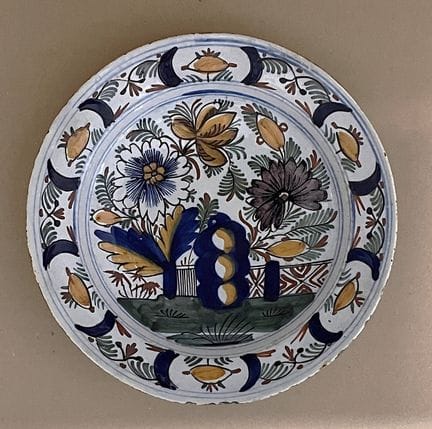 Plat en faïence de Delft du XVIIIe siècle

À décor