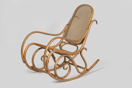 Thonet
染色弯木摇椅，配藤编座面。高 105 厘米，宽 110 厘米
TR