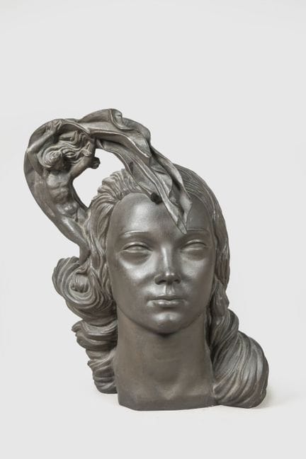 路易·贝托拉（1891-1973）
《医学寓言》
青铜材质、发型凌乱的女性头像，表面呈绿褐色古铜色。