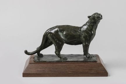 罗杰·戈肖（1878-1958）
《嗅闻的黑豹》
青铜雕塑，表面呈渐变黑色古铜色，置于木制金字塔形底