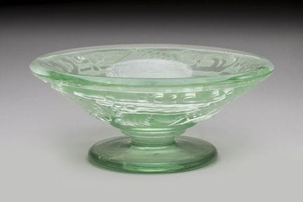 Muller 
Round glass bowl engraved with a design of