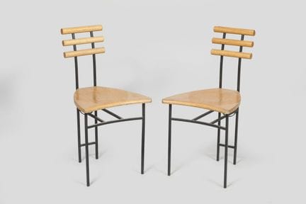 Ensemble de huit chaises à structure architecturée