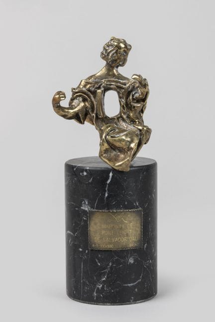 萨尔瓦多·达利（1904-1989）
《波特利加特的圣母》
青铜雕塑，表面经金色古铜处理，置于带纹理
