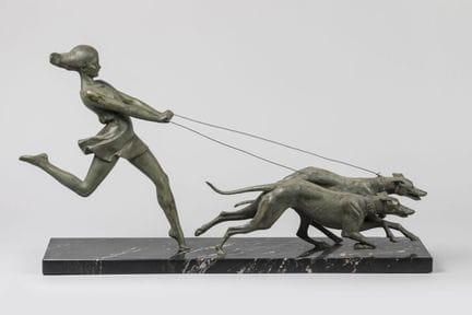 热奥·马克西姆（1885-1940）
一组带有渐变绿色釉色的雕塑群，置于带有纹理的黑色大理石基座上。