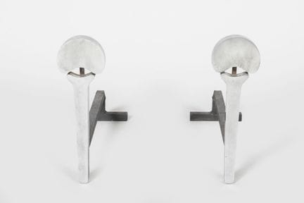 Paire de chenets en fonte d'aluminium à motif abst