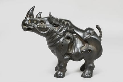 亚历山德拉·拉扎列夫（20世纪）
《犀牛——1990》
青铜雕塑，表面呈层次丰富的黑色古铜色。作品标