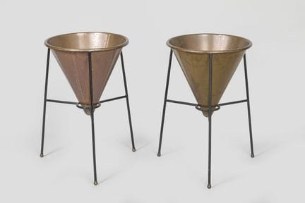 汉斯-阿格内·雅各布松（1919-2009）
两只锥形铜制花盆，置于黑色漆面金属三脚架上。高66厘米