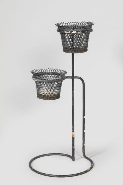 Mathieu Matégot (1910-2001)
Porte-plantes en métal