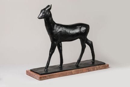取材于伦勃朗-布加蒂（1884-1916 年）
"小鹿漫步
黑色青铜主题，红色大理石底座。遗作，当代