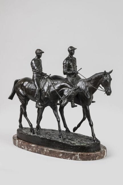 埃马纽埃尔·弗雷米耶（1824-1910）
《赛马与骑师》
黑色古铜色调青铜群像，置于带纹理的红色大