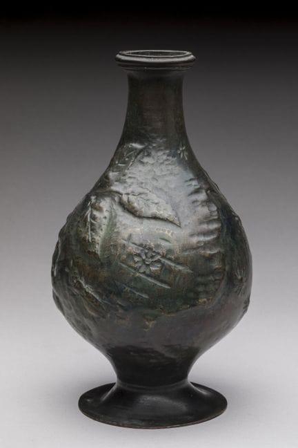Bastet
Pear-shaped vase on a pedestal, made of bla