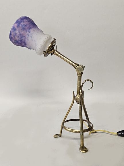 Art Nouveau lamp with a gilded bronze tripod base 