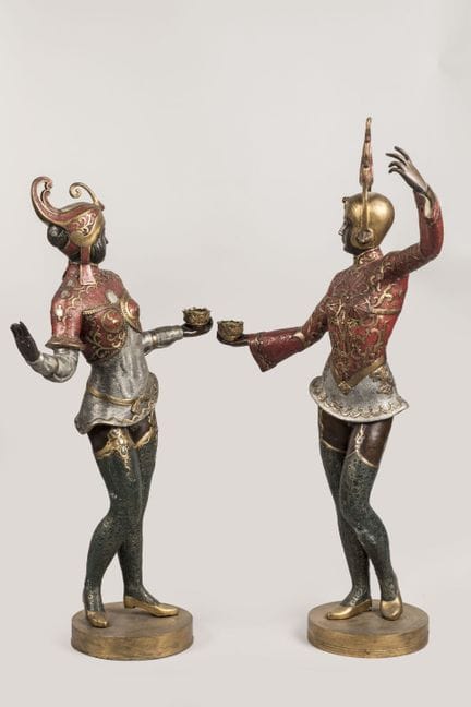 Deux danseuses orientales en bronze polychrome. Tr
