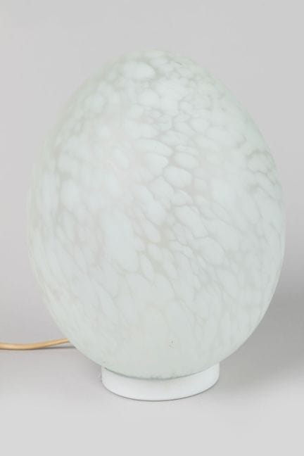 Vianne
"Egg"-shaped table lamp made of bluish fros