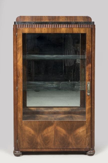 克里斯蒂安·克拉斯（1868-1957）
贴面木制展示柜，单扇门配青铜把手，门板背景饰有螺旋纹样；上