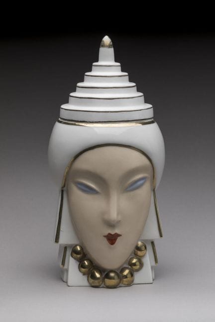 Robj
Polychrome porcelain candy box decorated with