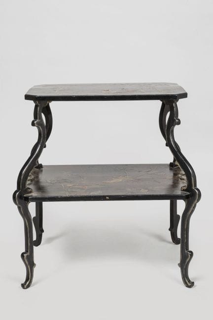 路易·马约雷尔（1859-1926）
受东方风格启发的双层茶几，采用多色漆工艺，饰有鸟类和植物纹样，