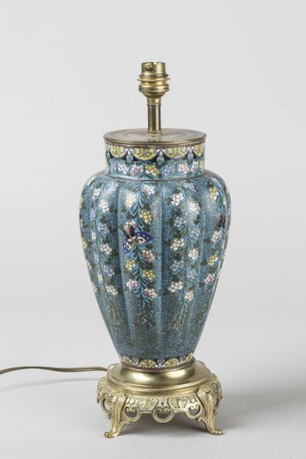 Vase in Balusterform mit Godrons, verziert mit bla