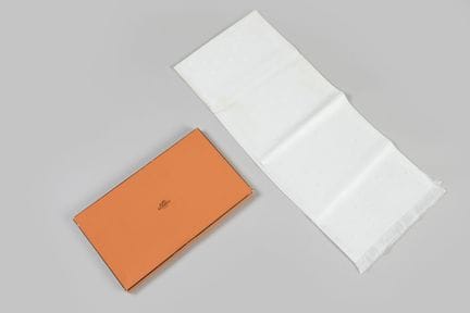 HERMES Paris – Weißer Seidenschal mit eingewebtem 
