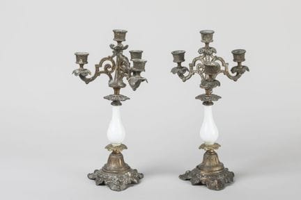 Paire de CANDELABRES en régule et porcelaine. Époq