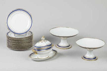 Quatre DEJEUNERS avec sous-tasse et un petit plate