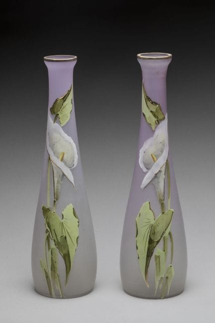 Paire de VASES en verre givré rose à décor d'arums