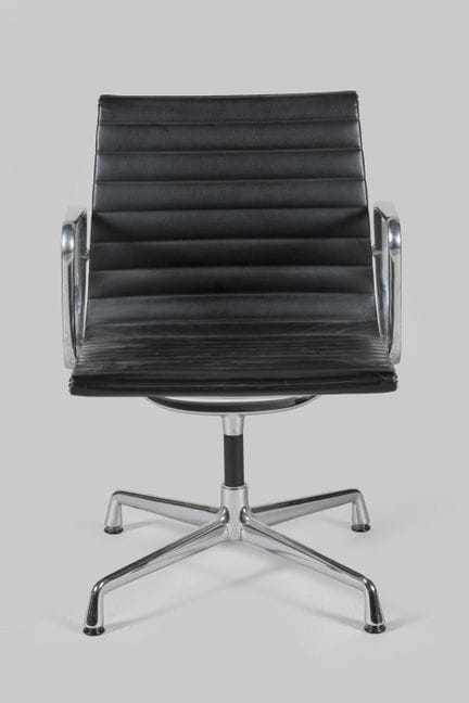 D'après Herman MILLER. Fauteuil en acier chromé et