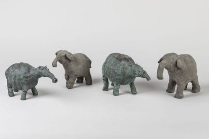 Deux ELEPHANTS, deux tapirs en terre cuite. Le plu