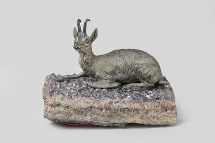BRONZE de Vienne polychrome à décor d'un chamois a