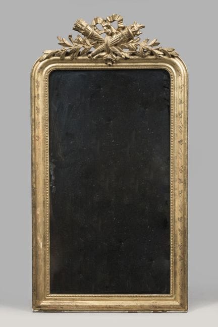 MIROIR en bois et stuc doré à décor au fronton ajo