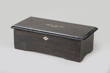 Spieluhr aus lackiertem Holz in Mahagoni-Optik mit