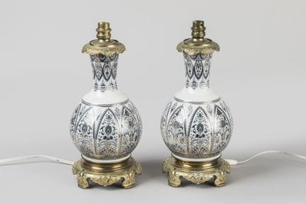 Deux LAMPES en porcelaine de forme balustre à déco