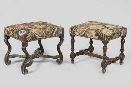 HOCKER aus Nussbaumholz auf einem Balusterfußgeste