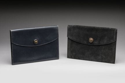 HERMES. Zwei Clutch-Taschen, eine aus Wildleder, d