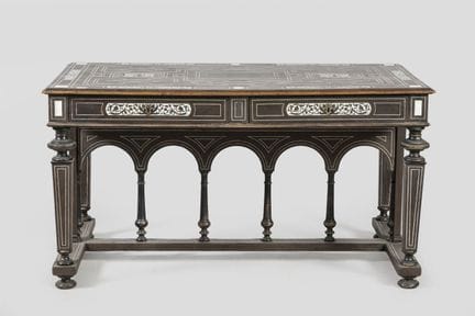 BUREAU plat en poirier noirci avec incrustations d