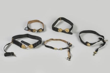 Francia - Lote de 4 cinturones 
Un cinturón para e