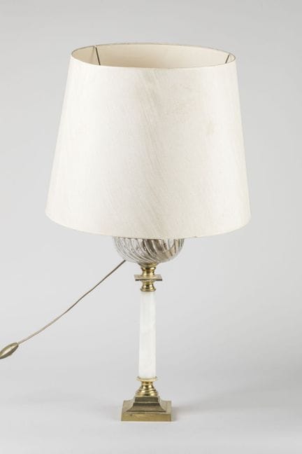 LAMPE à pétrole le fût en forme de colonne en albâ