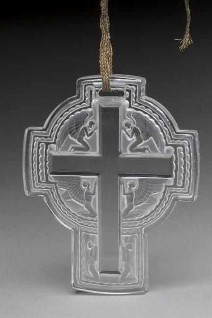LALIQUE France. Croix de berceau en cristal gravé 
